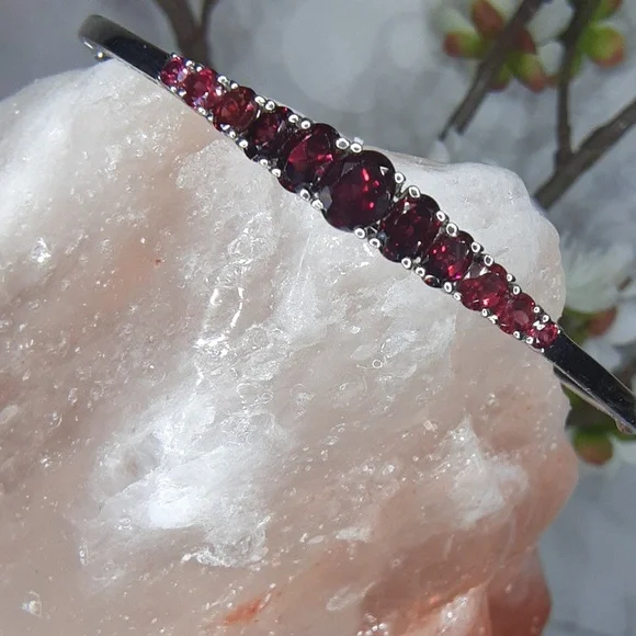 925 Genuine, Untreated Garnet Bangle. - Picture 3 of 11